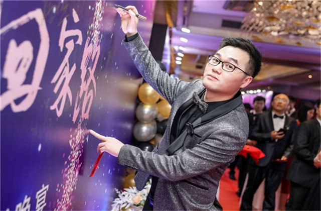 【高光“疫”事】勇敢逆行的特殊“网约车”——尊龙90后，用信念打通生命运输线